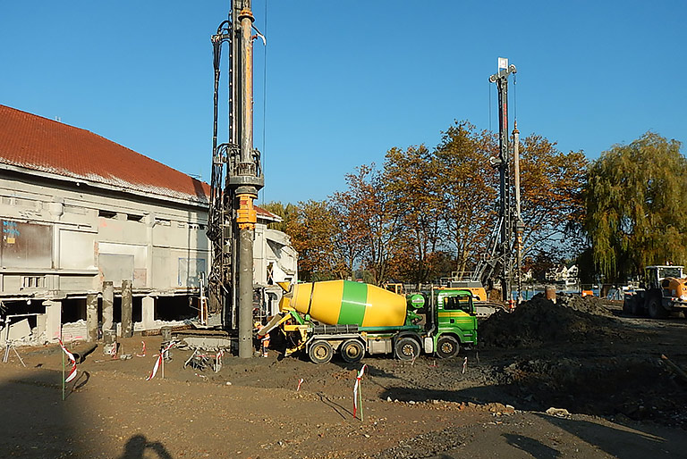 Bohrarbeiten in einer Großbaustelle