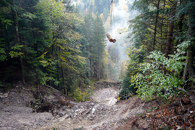 Sanierung mittels Seilbahn in steilem Gelände